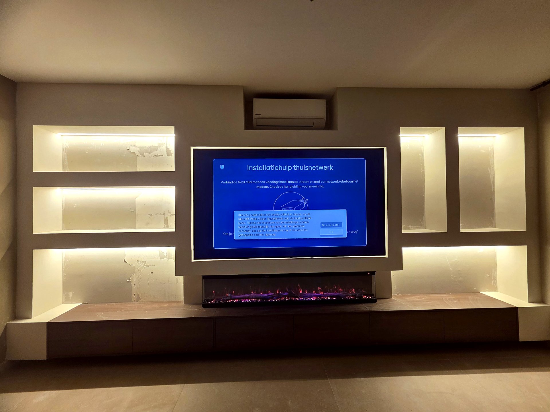 Cinewall met 3D driezijdige sfeerhaard en verlichte nissen