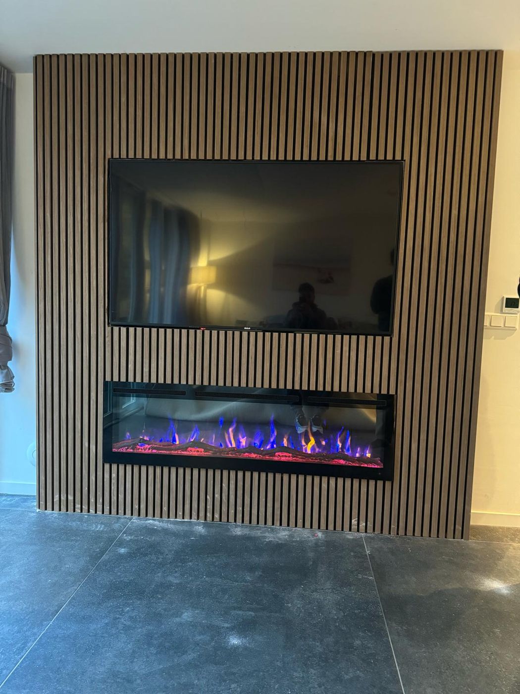 Tv-wand met houten panelen en sfeerhaard in Alphen aan den Rijn 2 Cinewall in Alphen aan den Rijn, andere hoek 1