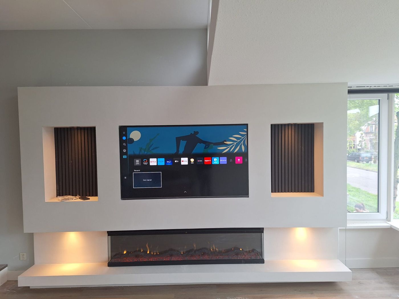 Cinewall met sfeerhaard en nissen met houten panelen in Eindhoven 3 Cinewall in Eindhoven, andere hoek 1