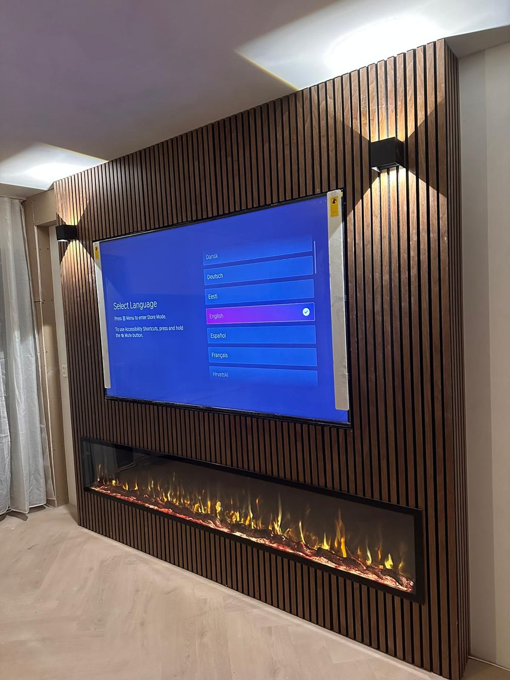Tv-wand met donkere houten panelen en extra brede sfeerhaard in Schiedam 2 Cinewall in Schiedam, andere hoek 1