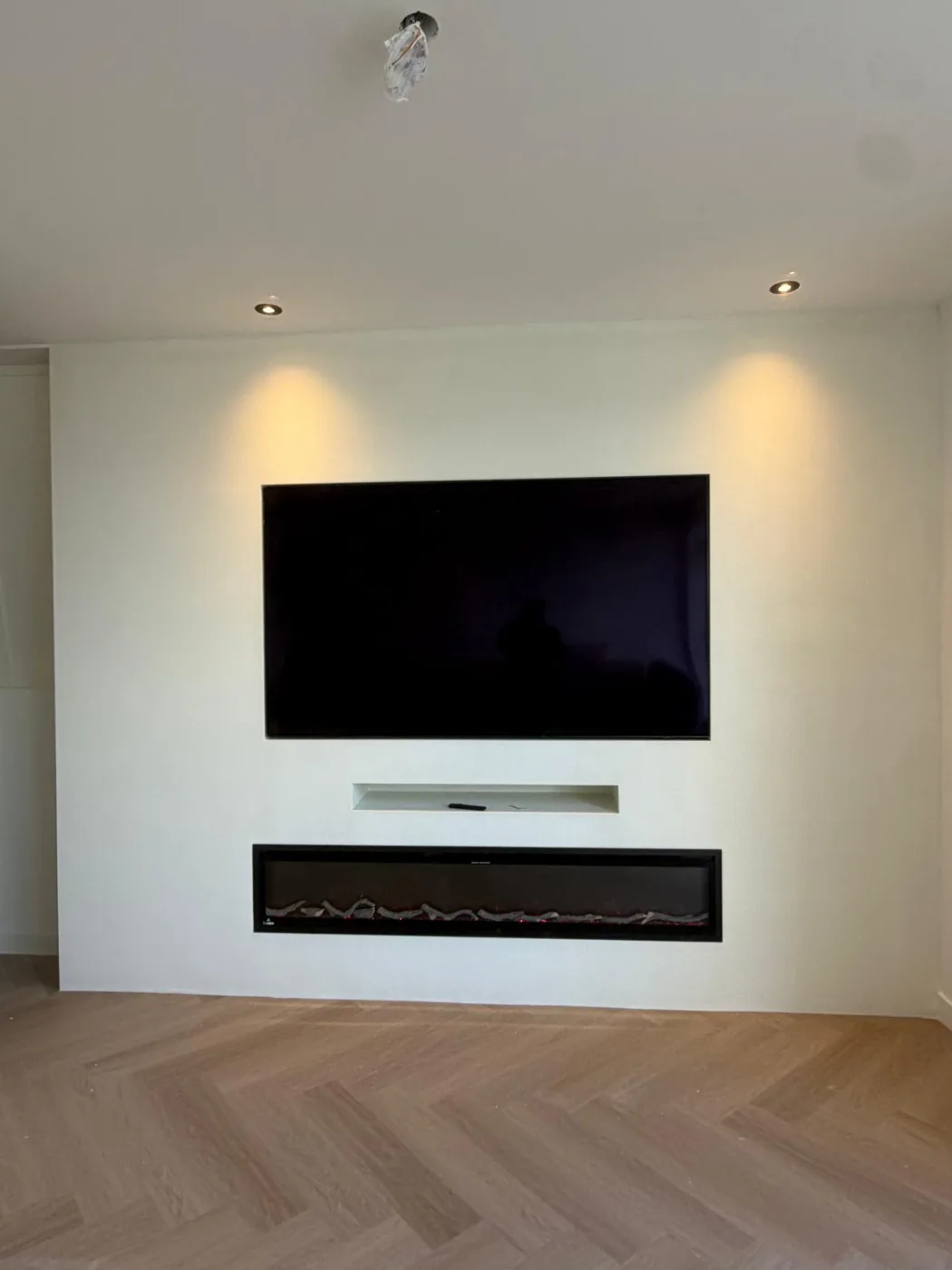 Projecten 44 Strakke Cinewall met ingebouwde tv en sfeerhaard in Amstelveen