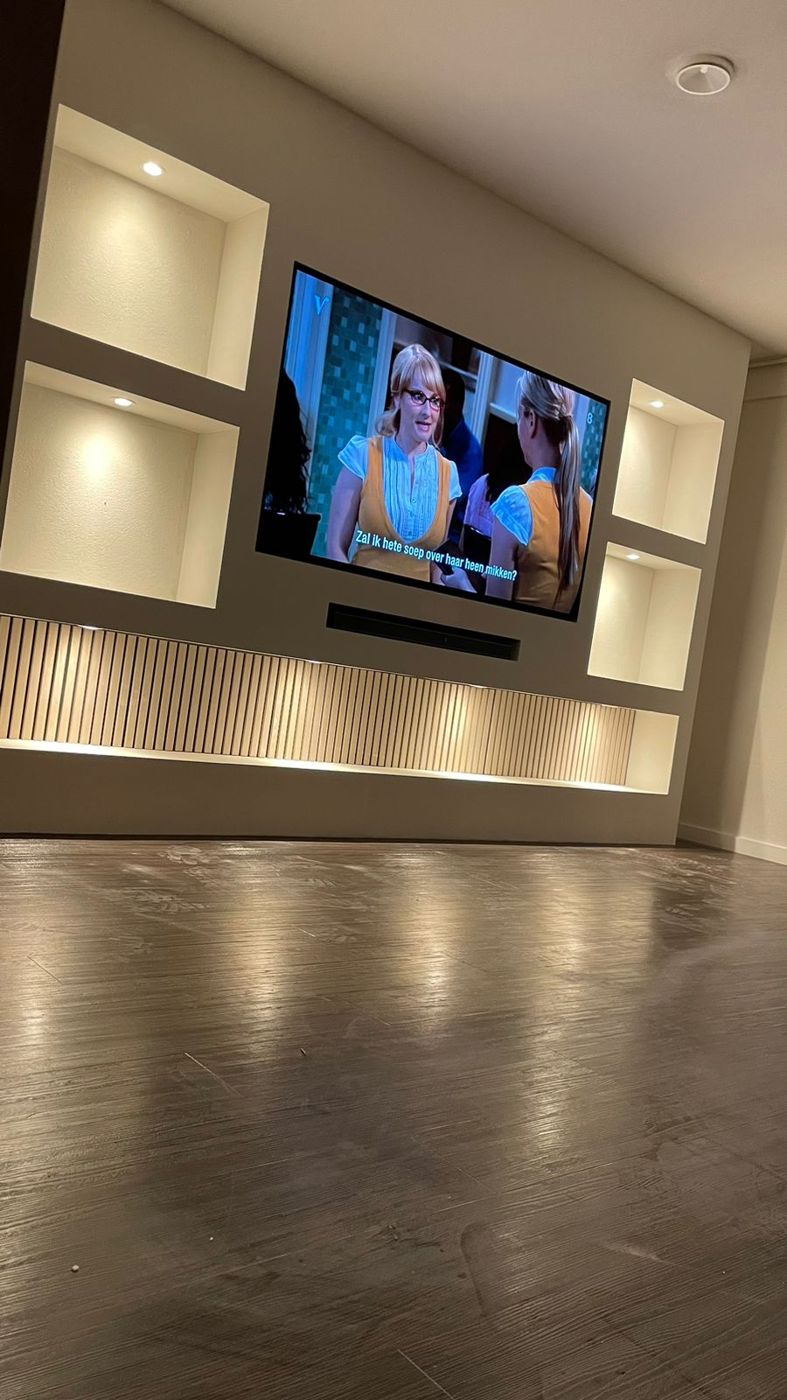 Cinewall met sfeerhaard, bank en nissen in Tilburg 3 Cinewall in Tilburg, andere hoek 1