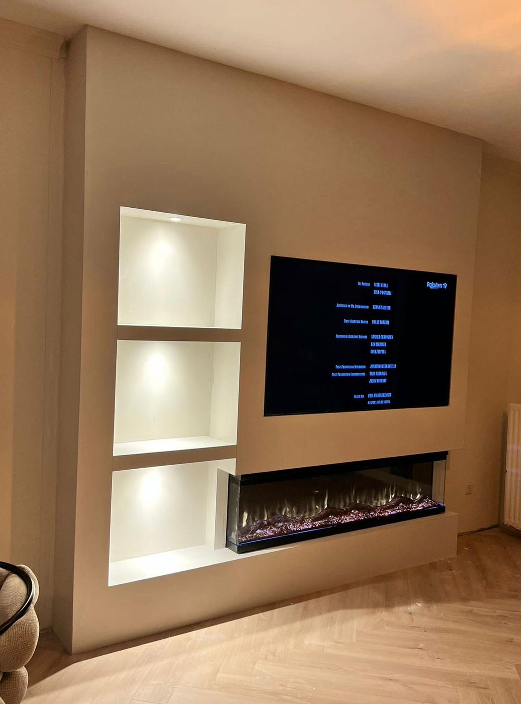 Cinewall op maat met 3D-sfeerhaard en verlichte nissen