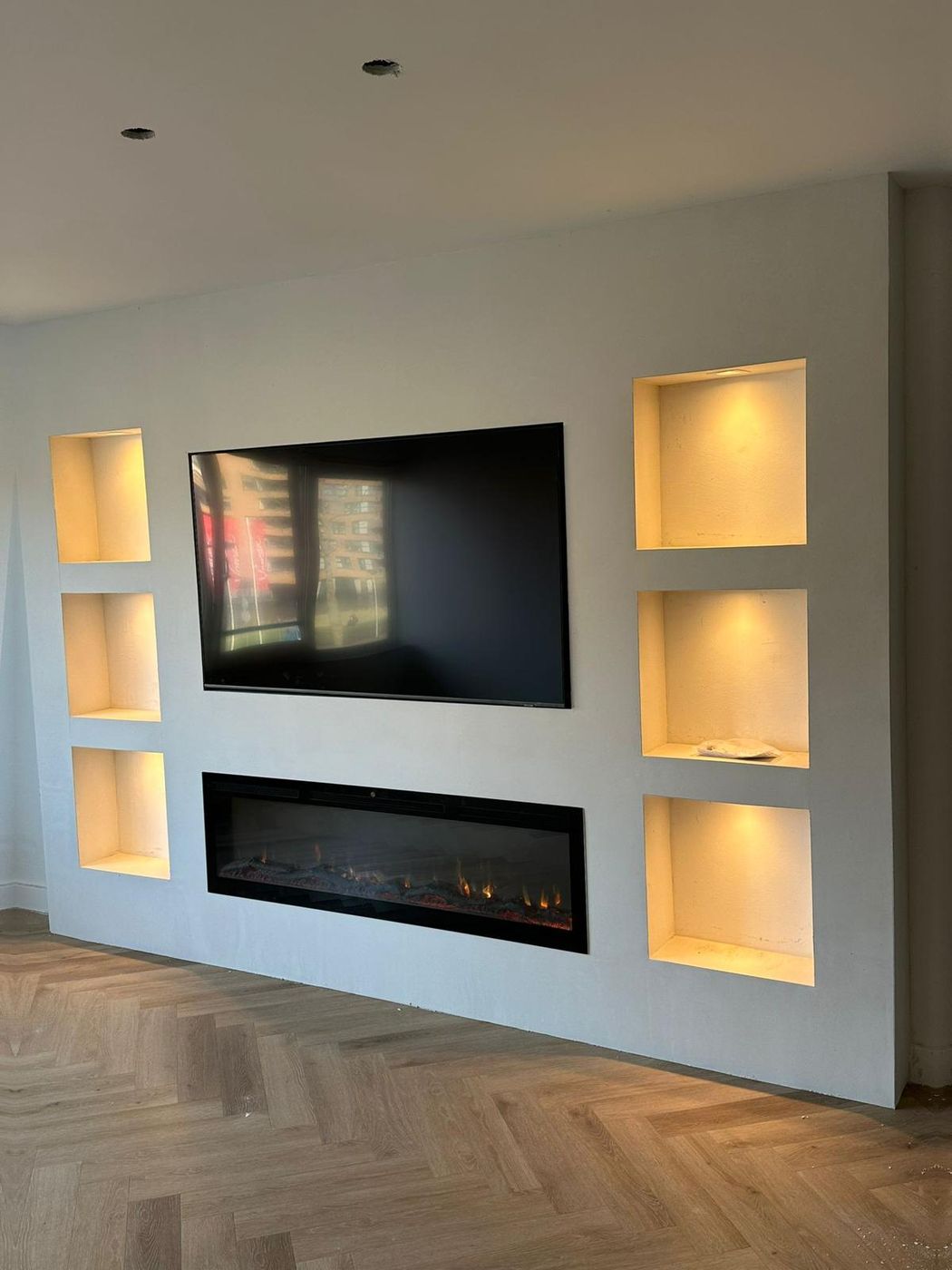 Cinewall met sfeerhaard en zes verlichte nissen in Purmerend
