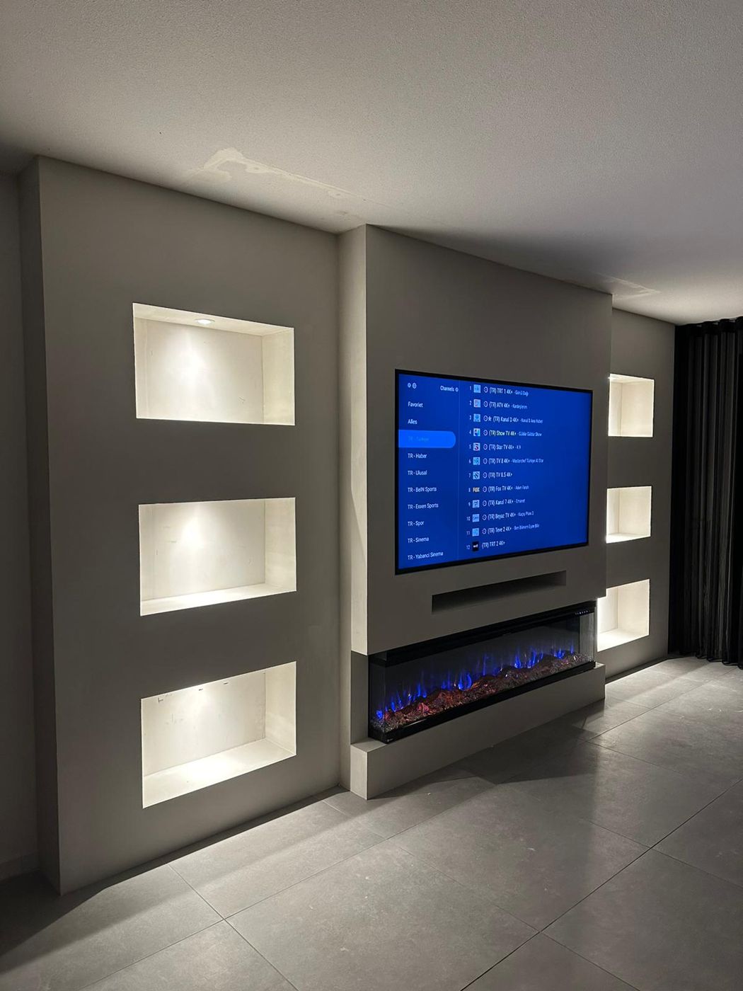 Tv-wand met 3D-sfeerhaard en zes verlichte nissen