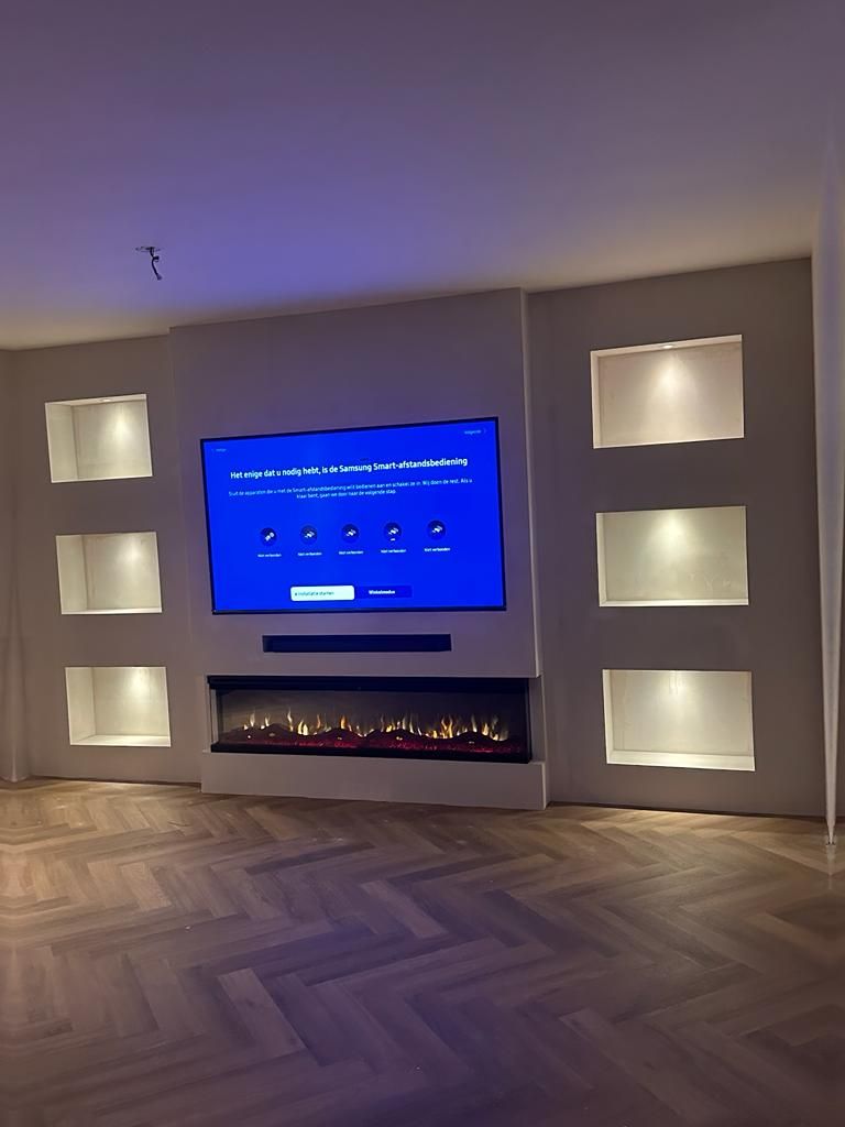 Cinewall met 3D-sfeerhaard, soundbarnis en zes verlichte nissen op een visgraatvloer
