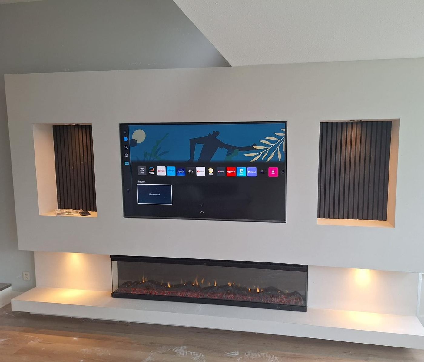 Cinewall op maat met 3D-sfeerhaard, verlichte nissen en houten panelen
