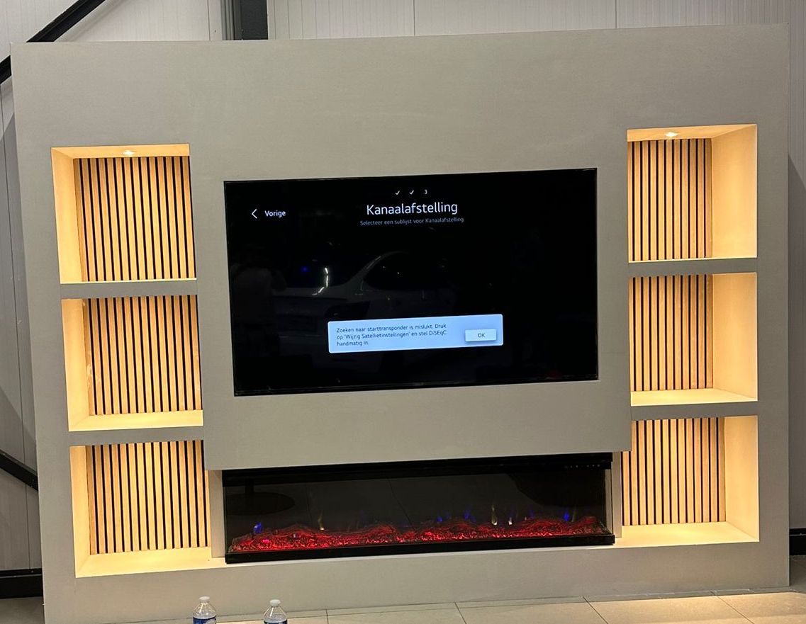 Cinewall met 3D-sfeerhaard en zes verlichte nissen met houten panelen