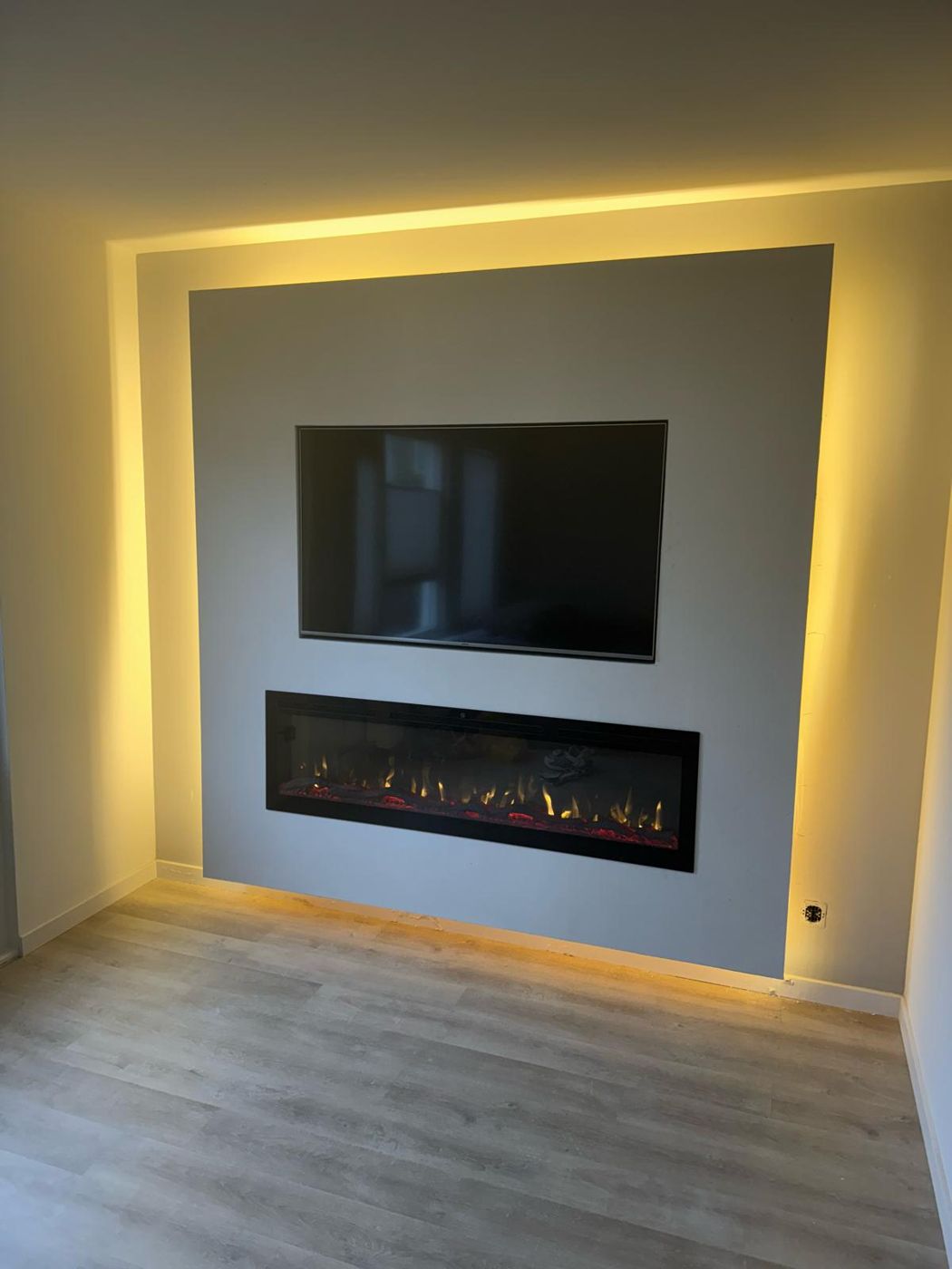 Tv-wand met sfeerhaard en LED-omlijsting in Zaandam 2 Cinewall in Zaandam, andere hoek 1