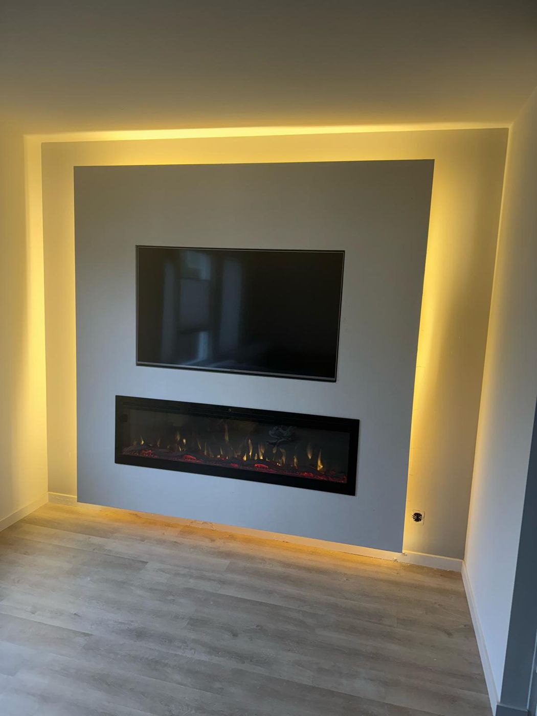Tv-wand met sfeerhaard en LED-omlijsting in Zaandam 3 Cinewall in Zaandam, andere hoek 2