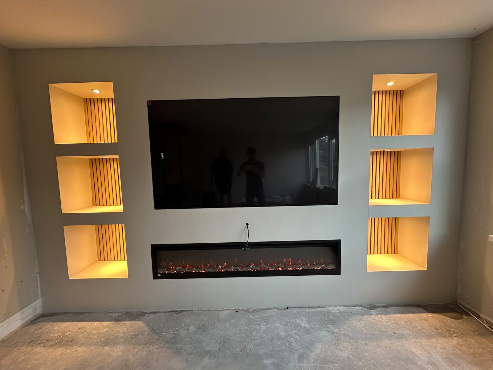 Projecten 1 Cinewall met sfeerhaard en verlichte nissen in Breda