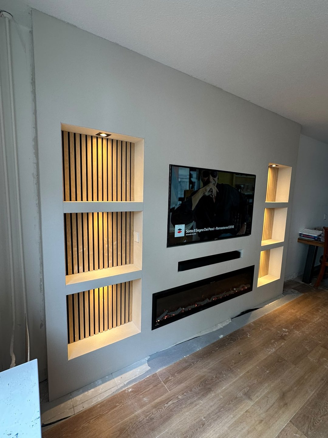 Cinewall met sfeerhaard en verlichte nissen in Diemen 5 Cinewall in Diemen schuin van links met verlichte nissen
