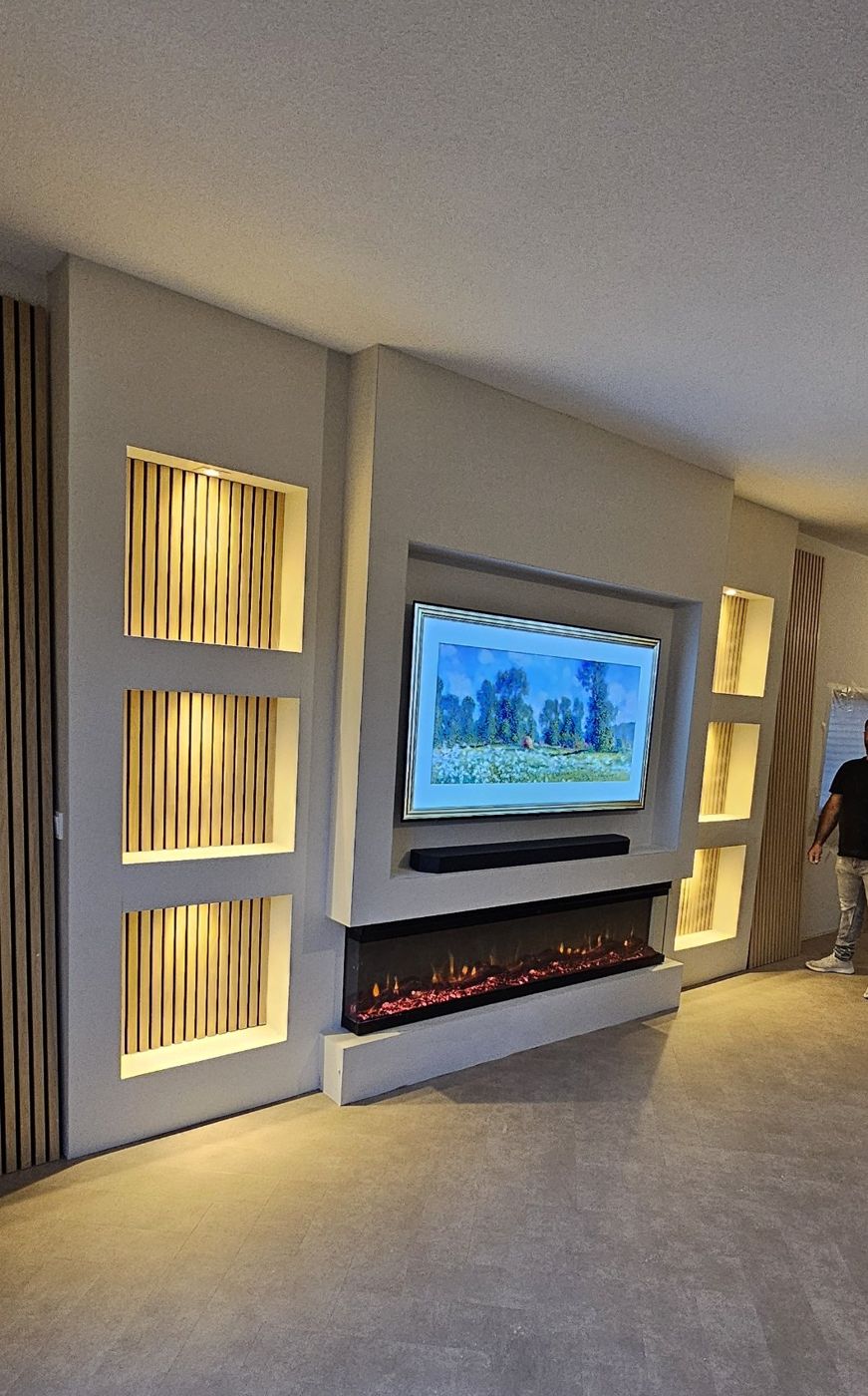 Lange cinewall met sfeerhaard en nissen met houten panelen in Elburg 2 Cinewall in Elburg met nissen met houten panelen van voren