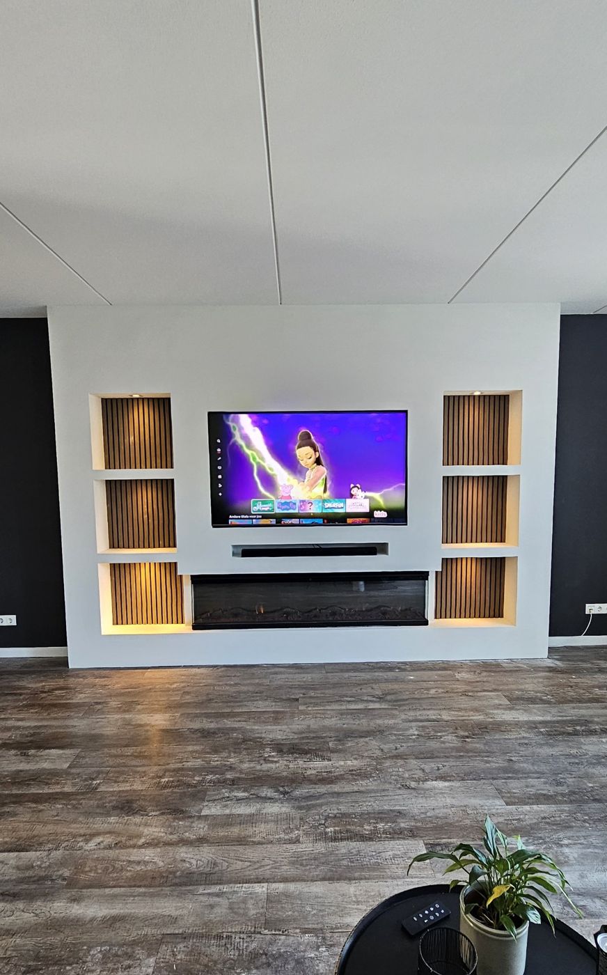 Cinewall in Hoevelaken met sfeerhaard en zes nissen met houten panelen