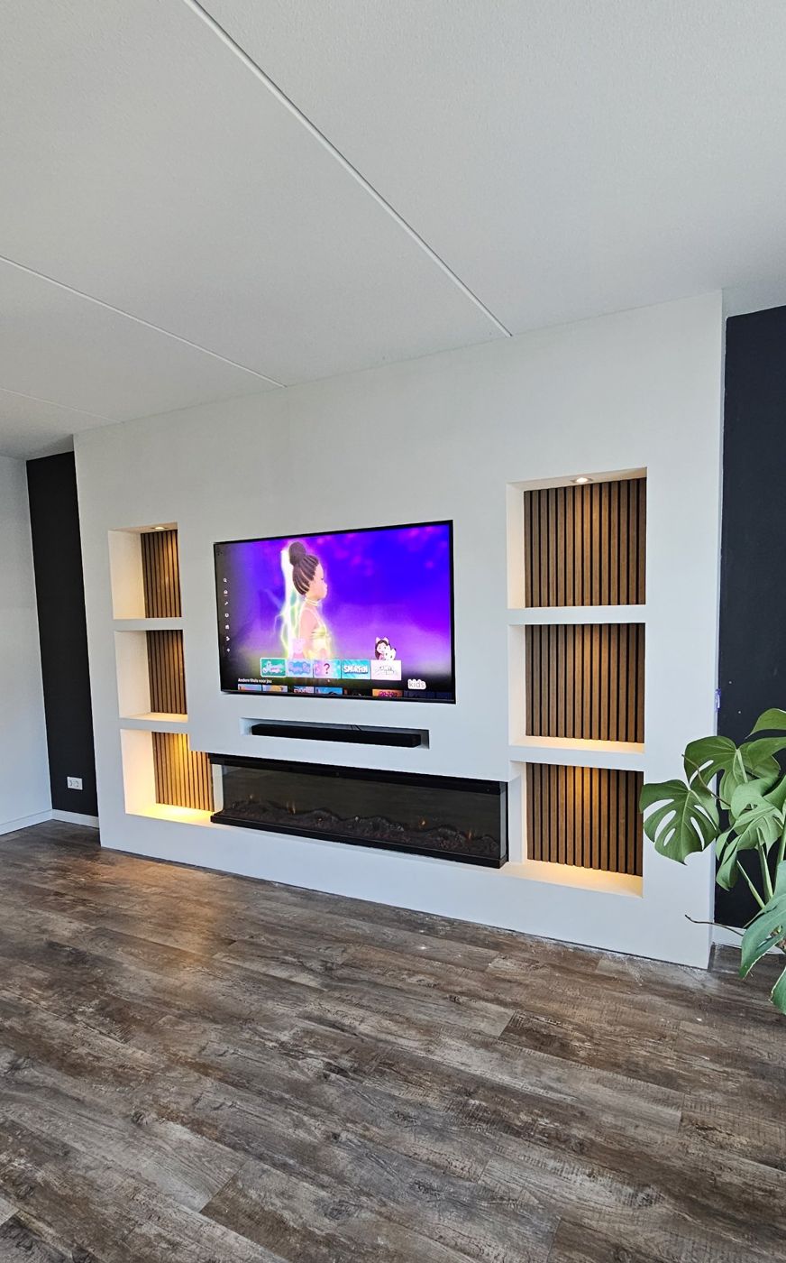 Cinewall met sfeerhaard en zes nissen met houten panelen in Hoevelaken 2 Cinewall in Hoevelaken van voren