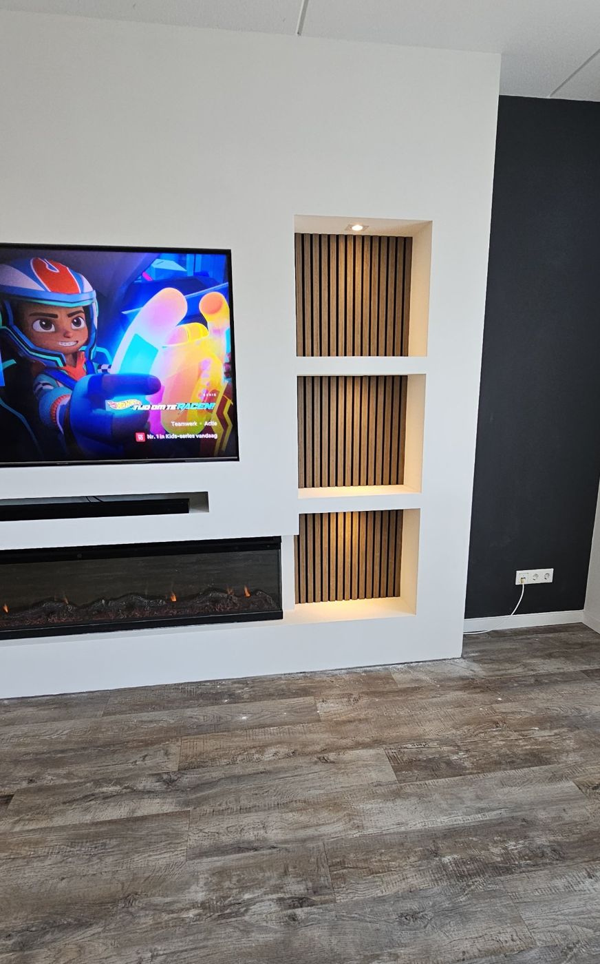 Cinewall met sfeerhaard en zes nissen met houten panelen in Hoevelaken 3 Detail van de nissen met houten panelen in Hoevelaken