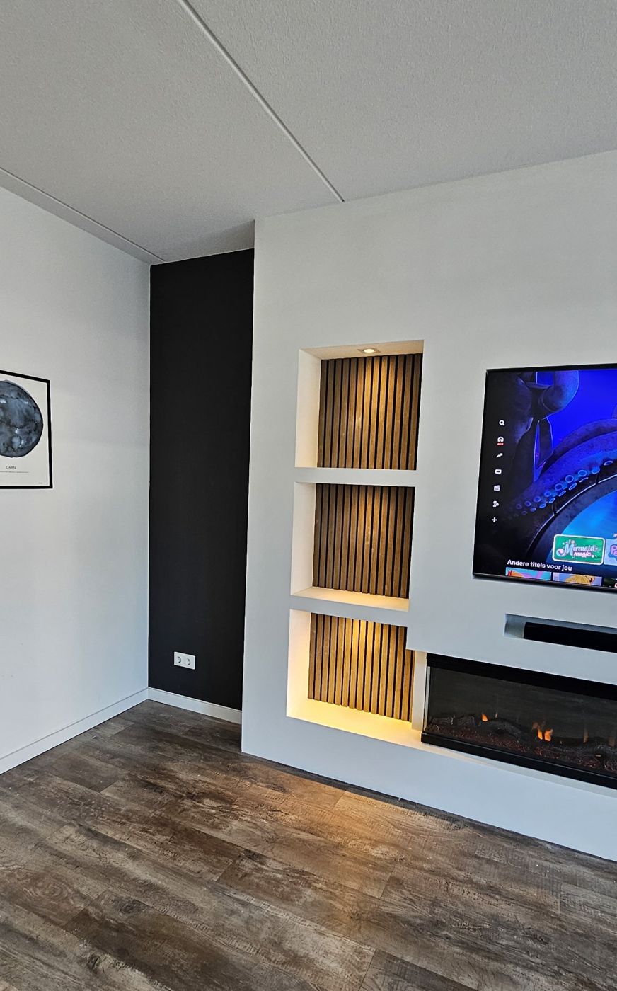 Cinewall met sfeerhaard en zes nissen met houten panelen in Hoevelaken 4 Cinewall in Hoevelaken van opzij