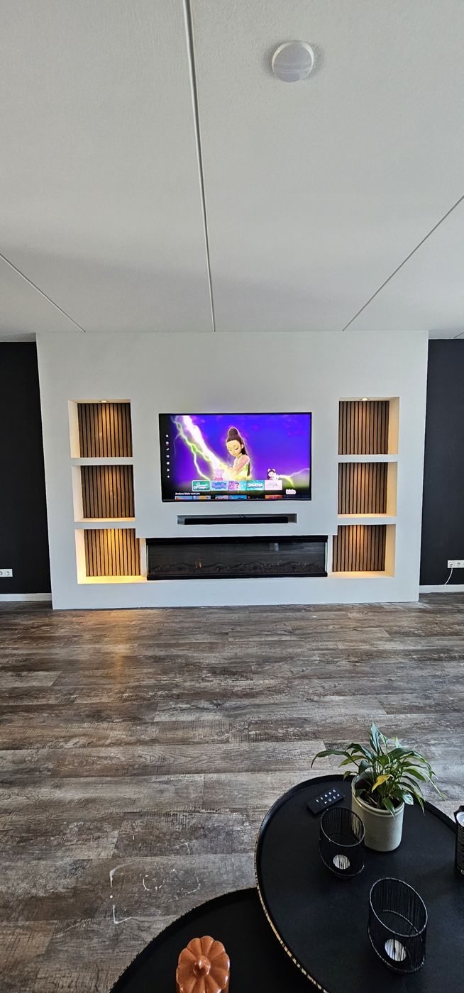 Cinewall met sfeerhaard en zes nissen met houten panelen in Hoevelaken 5 Cinewall in Hoevelaken met nissen met houten panelen en 3D-sfeerhaard, foto 5