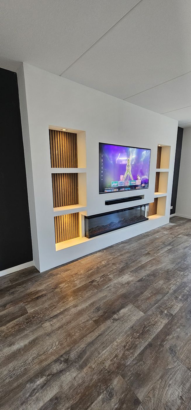 Cinewall met sfeerhaard en zes nissen met houten panelen in Hoevelaken 6 Cinewall in Hoevelaken met nissen met houten panelen en 3D-sfeerhaard, foto 6