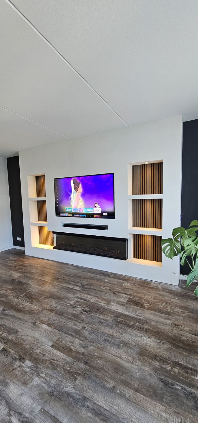 Cinewall met sfeerhaard en zes nissen met houten panelen in Hoevelaken 7 Cinewall in Hoevelaken met nissen met houten panelen en 3D-sfeerhaard, foto 7