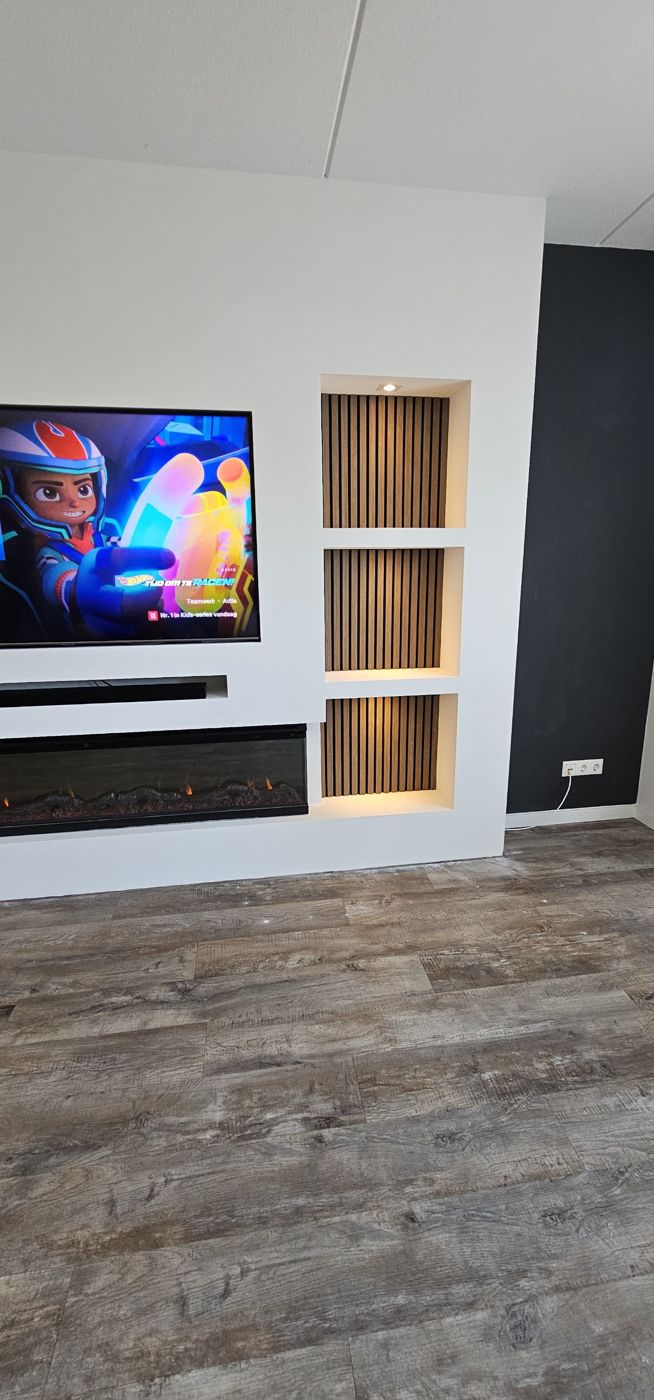 Cinewall met sfeerhaard en zes nissen met houten panelen in Hoevelaken 8 Cinewall in Hoevelaken met nissen met houten panelen en 3D-sfeerhaard, foto 8