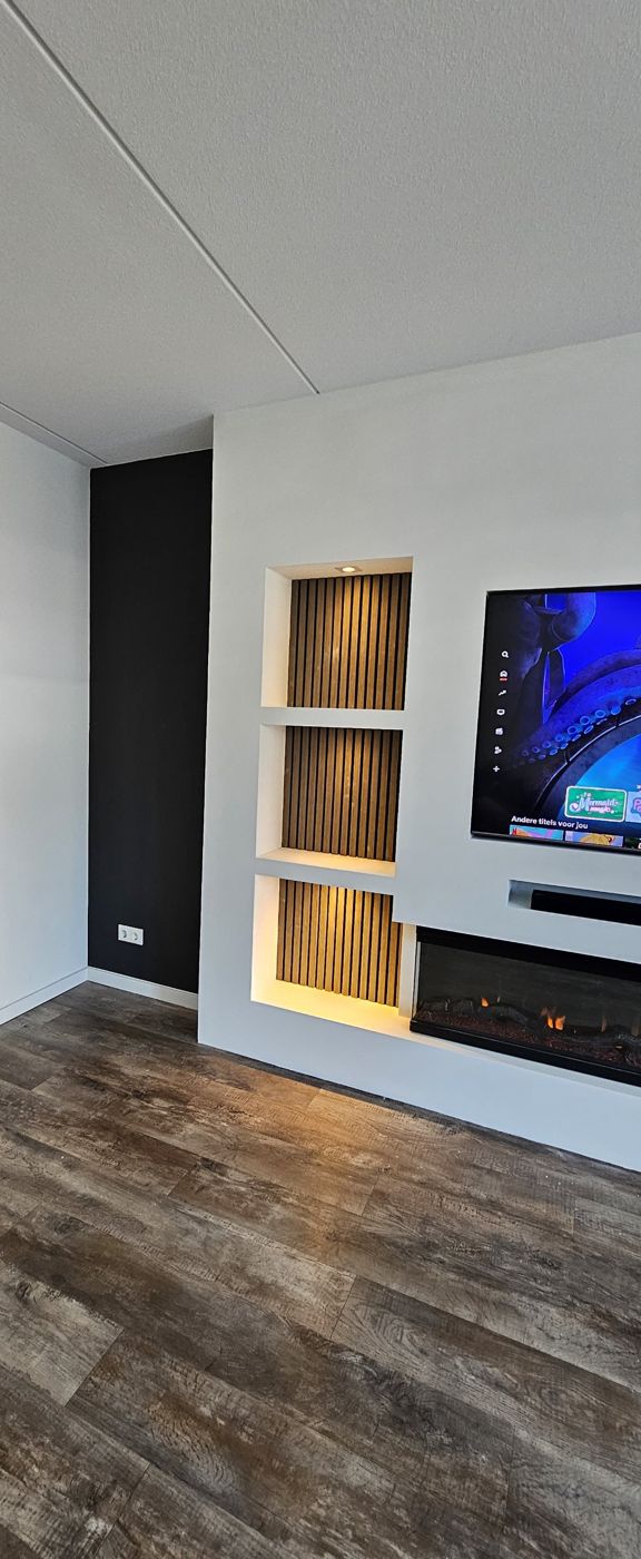 Cinewall met sfeerhaard en zes nissen met houten panelen in Hoevelaken 9 Cinewall in Hoevelaken met nissen met houten panelen en 3D-sfeerhaard, foto 9