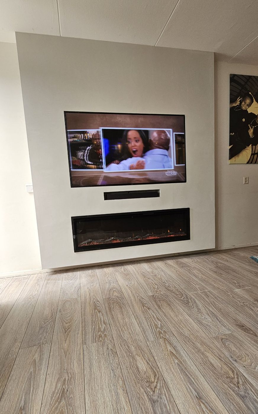 Tweede cinewall in Putten met verzonken tv, soundbarnis en sfeerhaard, foto 1