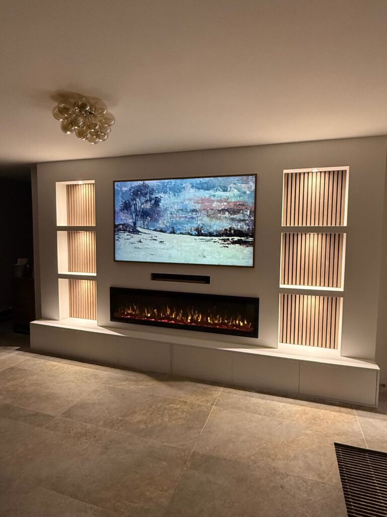 Cinewall op maat – gratis ontwerp & offerte 3 Tv-wand met houten panelen en sfeerhaard