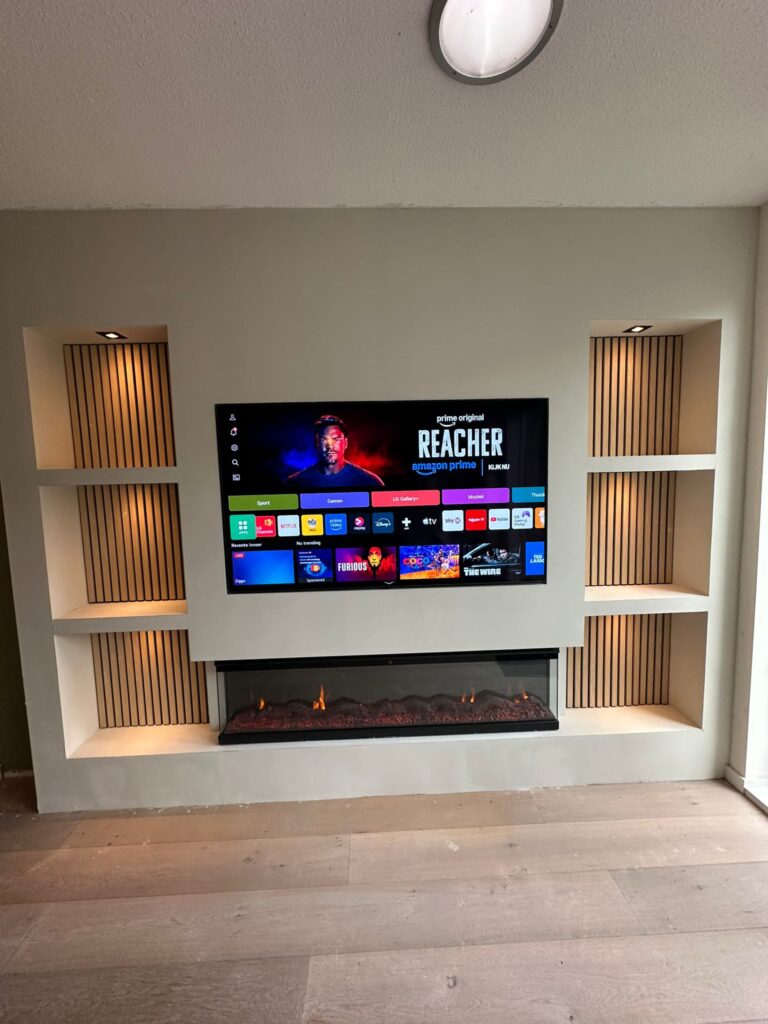 Cinewall op maat – gratis ontwerp & offerte 4 Tv-wand met houten panelen en verlichte nissen