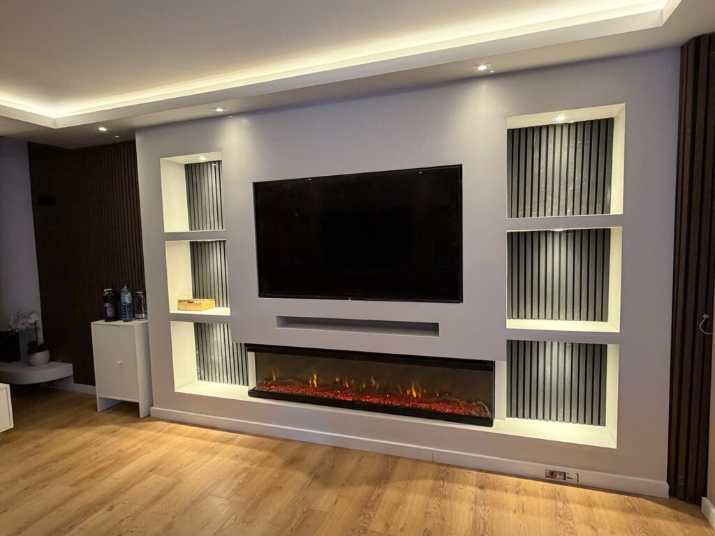 Cinewall op maat – gratis ontwerp & offerte 8 Tv-wand met lichtlijst in plafond en grijze houten panelen