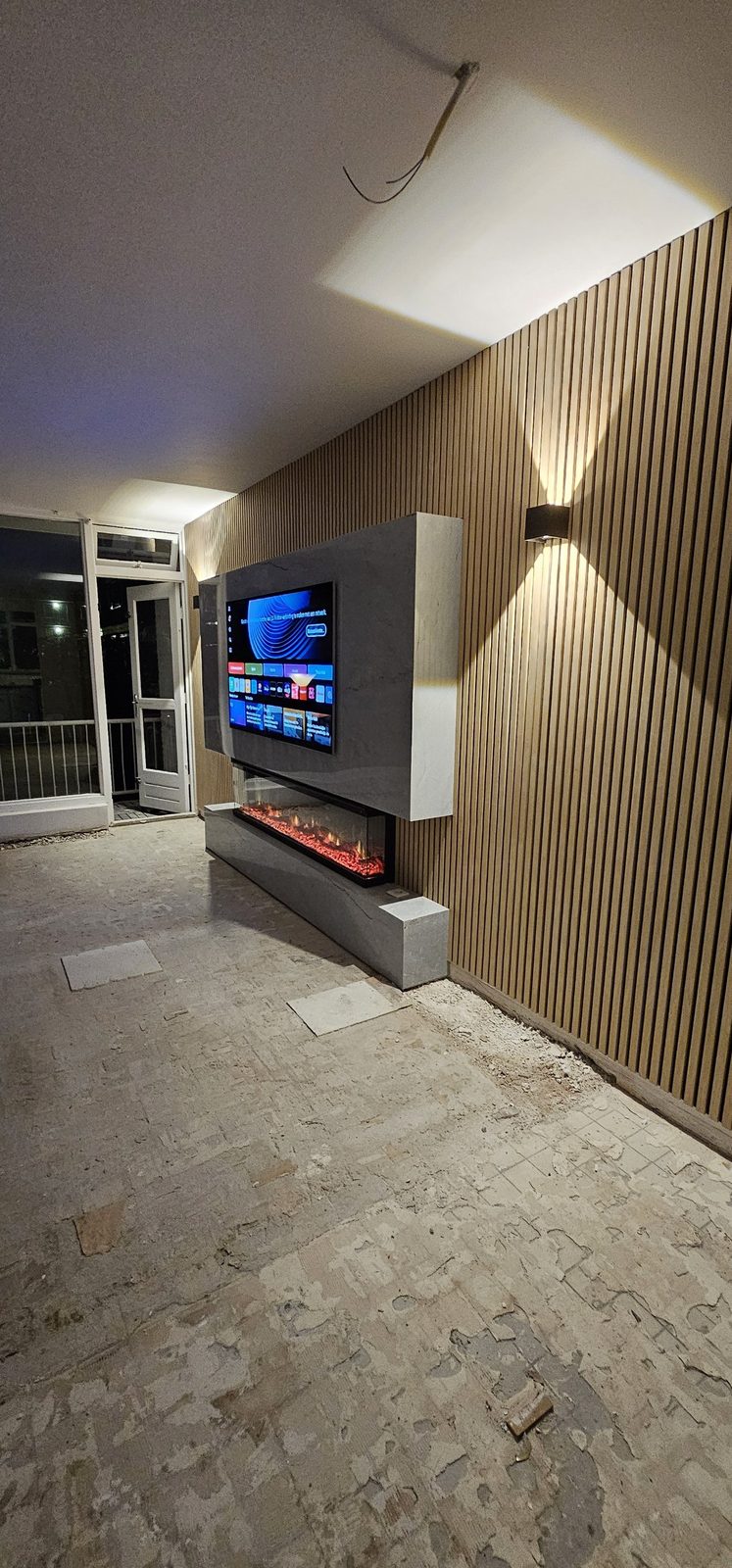 Tv-paneel en 3D-sfeerhaard in Utrecht van opzij gezien