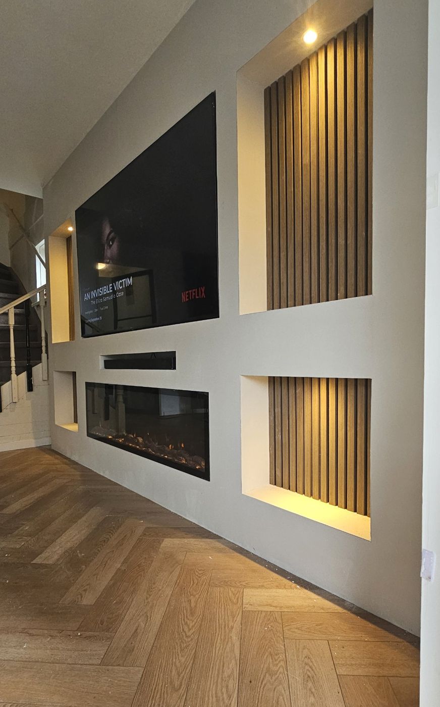 Cinewall in Voorthuizen schuin van links met nissen met houten panelen