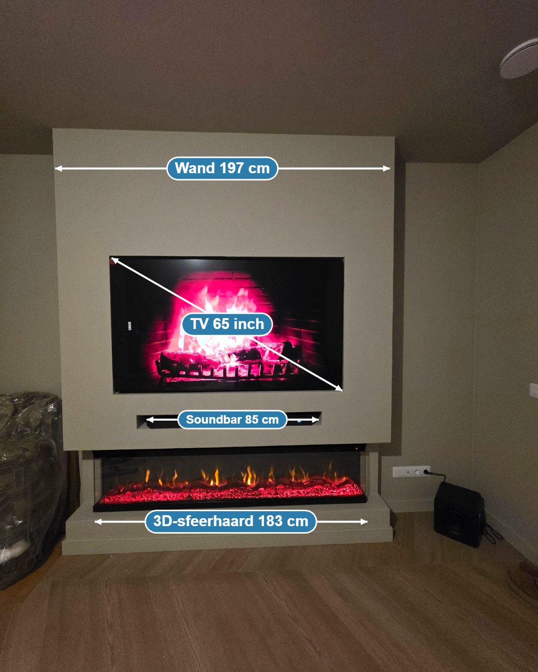 Afgewerkte cinewall met 65 inch tv en 3D-sfeerhaard van 183 cm in Amstelveen 3 Maten van de cinewall in Amstelveen: wand 197 cm, tv 65 inch, soundbar 85 cm, 3D-sfeerhaard 183 cm