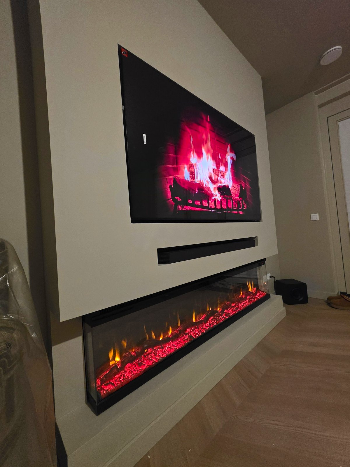 Elektrische sfeerhaard met soundbar in een cinewall, alternatief voor een cinewall met gashaard