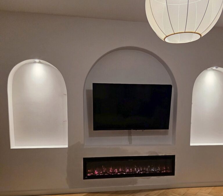 Cinewall Schoten Cinewall met drie boognissen, 50 inch tv en sfeerhaard in Schoten