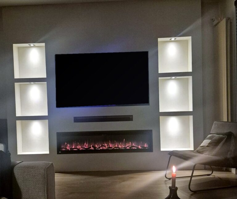 Cinewall in Den Dolder: muur van 305 cm met 65 inch tv, soundbar en sfeerhaard 3 Cinewall in Den Dolder ’s avonds met brandende sfeerhaard