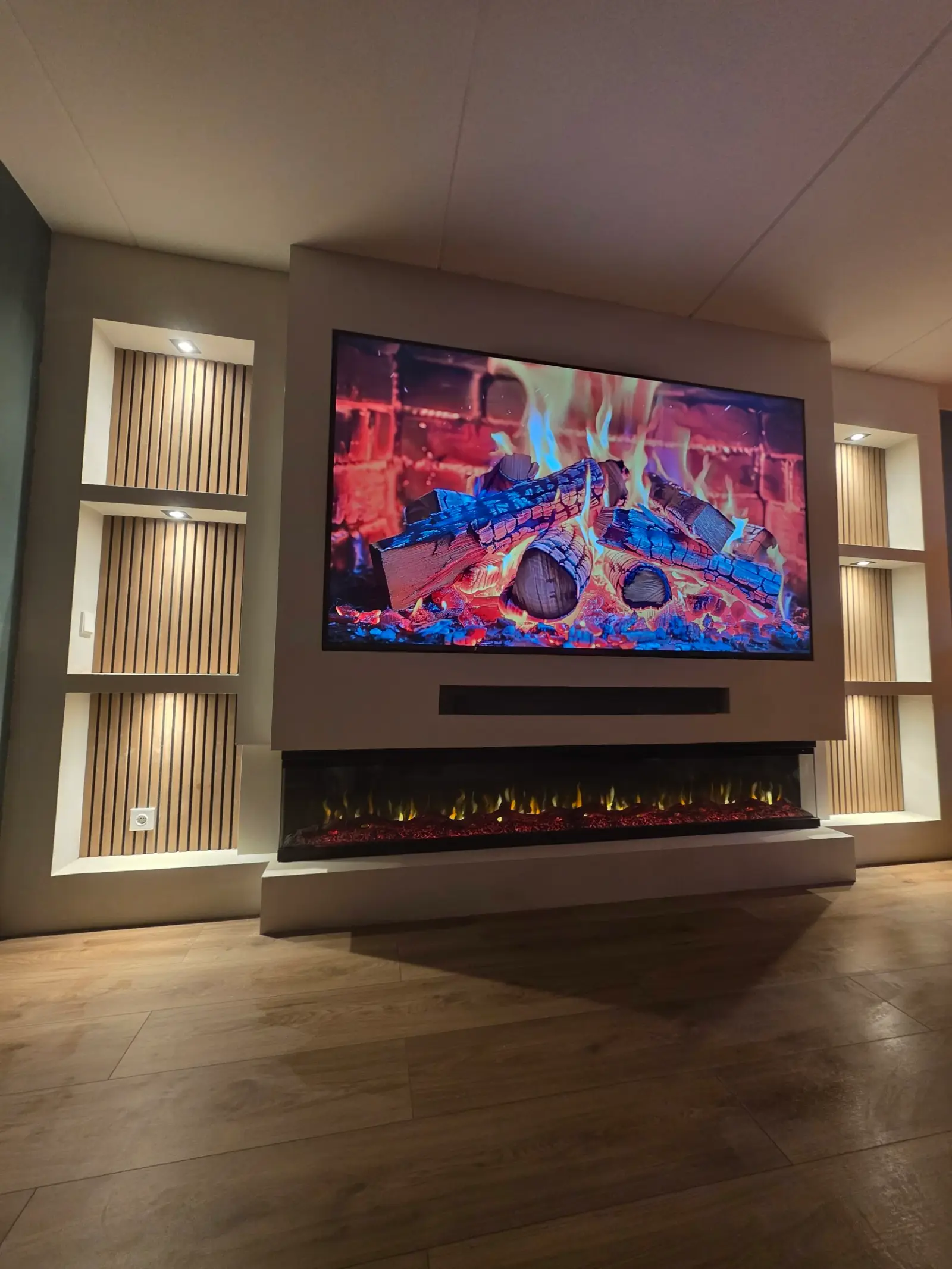 Cinewall 9 Cinewall op maat in Enschede klaar om 19:59: 100 inch tv, 3D-sfeerhaard van 254 cm en verlichte nissen met houten panelen