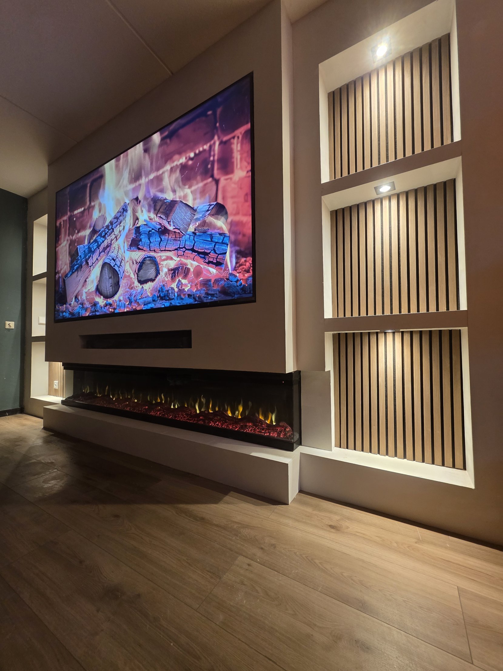 Cinewall 10 Verlichte nissen met houten panelen naast de cinewall in Enschede