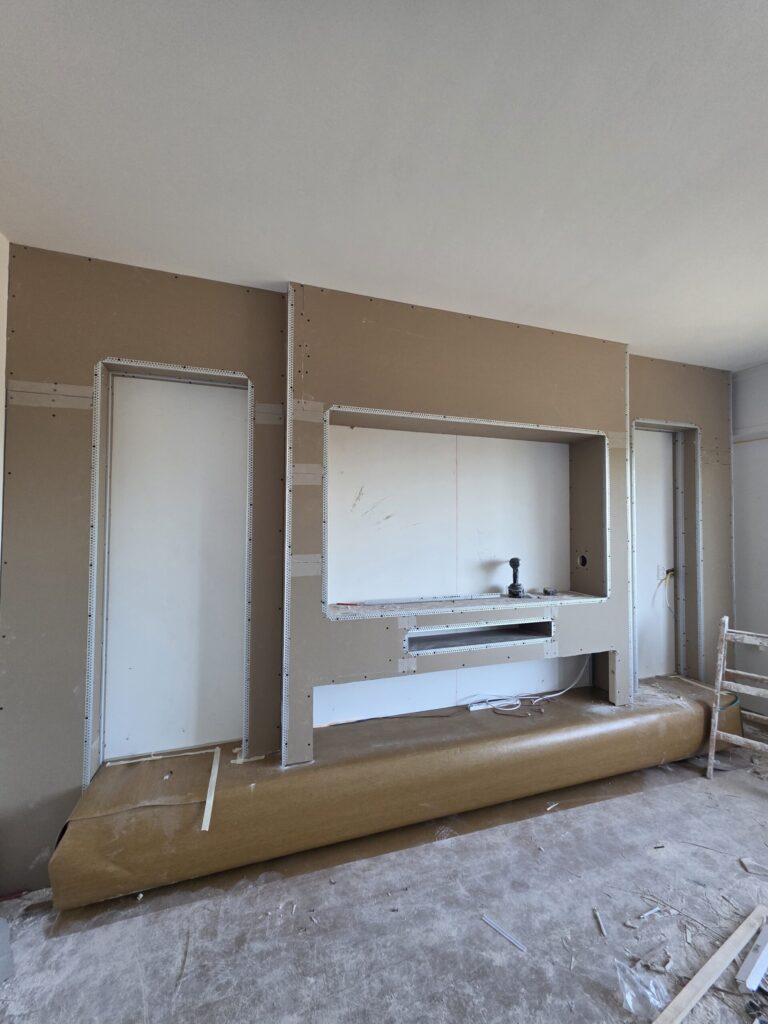 Leiderdorp: tv-wand in aanbouw, gipsplaat voor het stucwerk