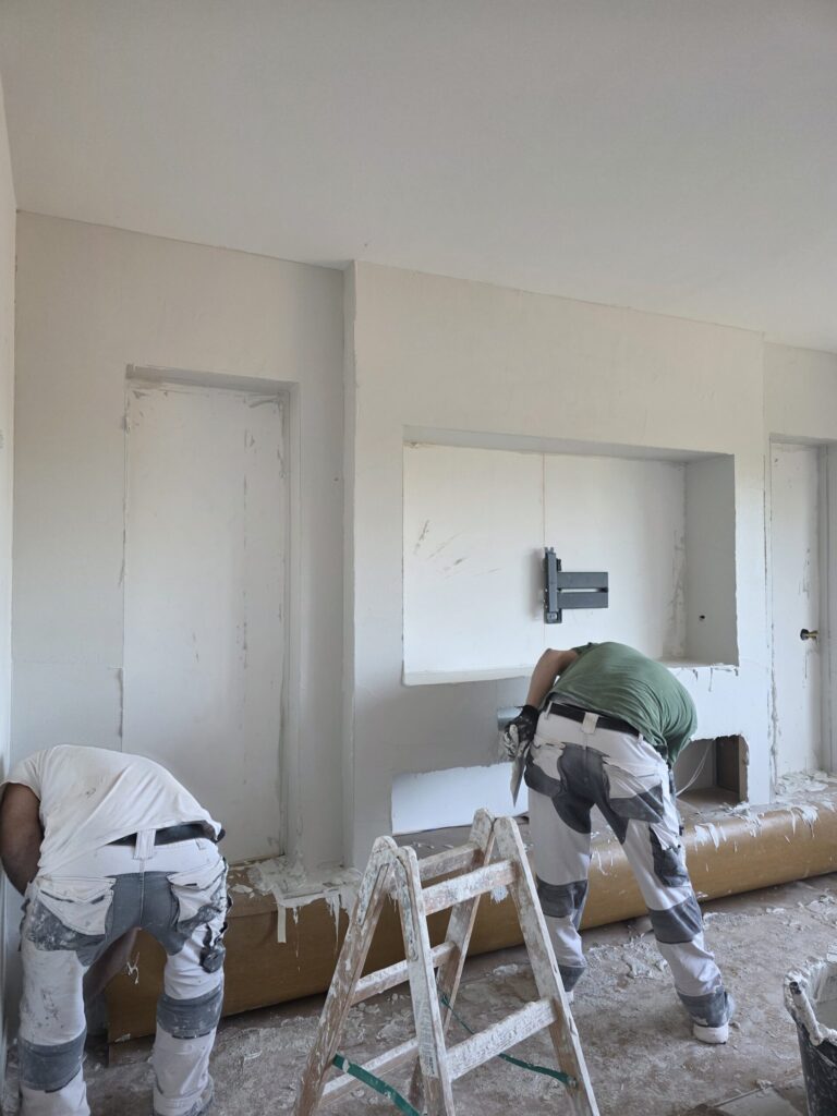 Stucwerk aan de Cinewall in Leiderdorp
