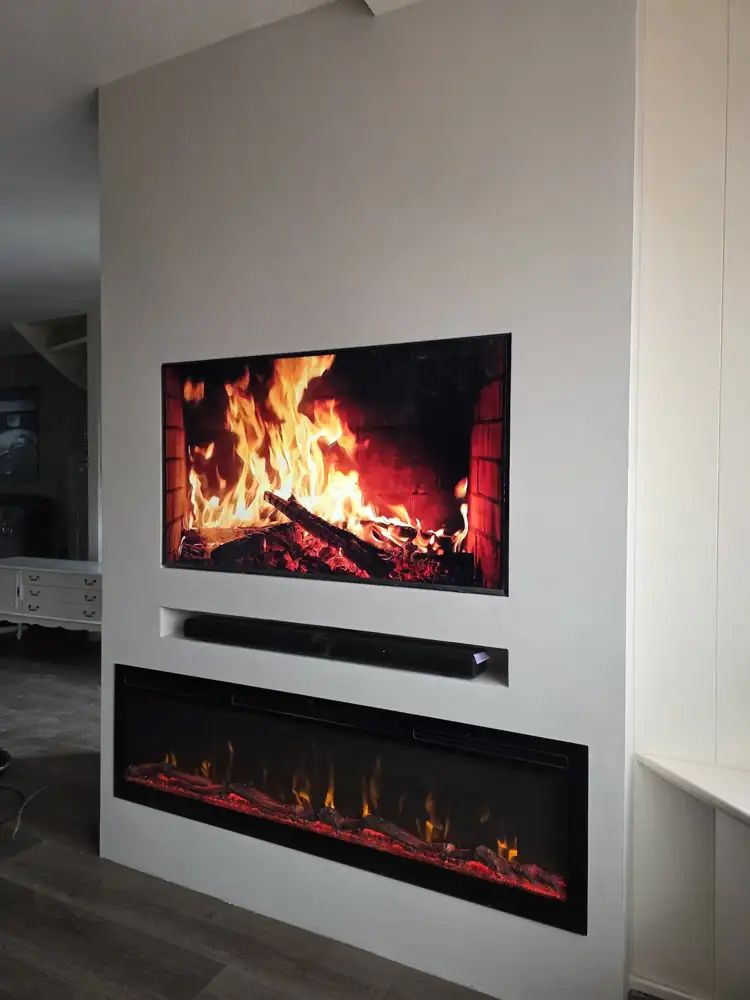 Cinewall in Medemblik: smalle wand van 167 cm met sfeerhaard van 152 cm 4 Cinewall Medemblik van opzij gezien, strak gestuct