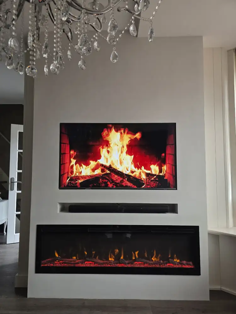 Cinewall Medemblik Cinewall in Medemblik op een smalle wand van 167 cm met tv, soundbar-vak en sfeerhaard van 152 cm