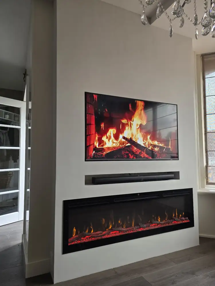 Cinewall in Medemblik: smalle wand van 167 cm met sfeerhaard van 152 cm 3 Witte cinewall in Medemblik: tv, soundbar en sfeerhaard