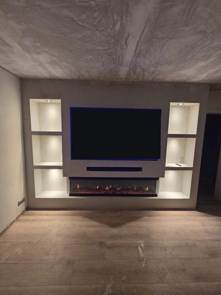 Cinewall Meinerzhagen Witte cinewall in Meinerzhagen met 75 inch tv, soundbar-vak, 3D-sfeerhaard en zes verlichte nissen