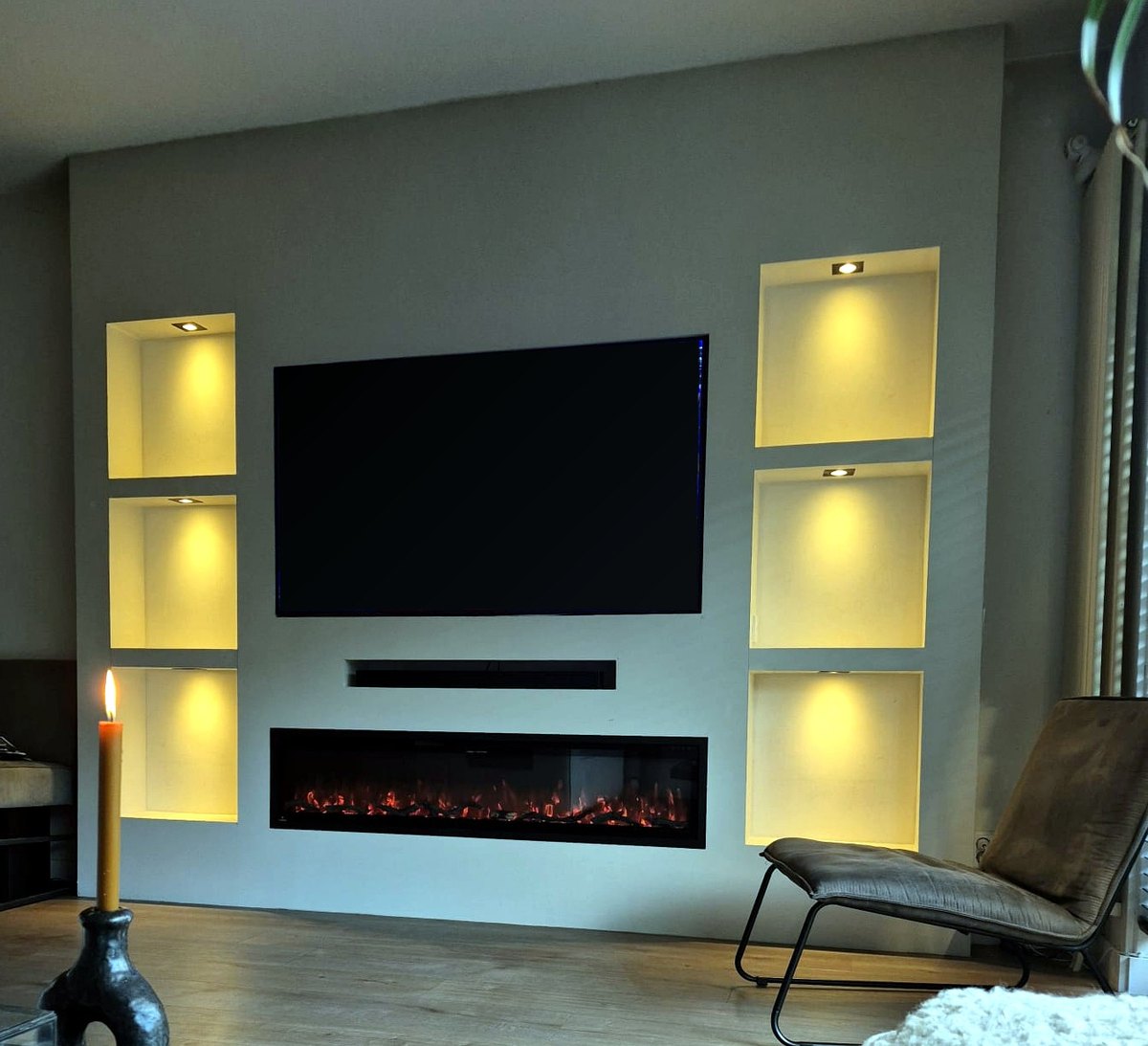 Cinewall in Den Dolder met 65 inch tv, soundbar-vak, sfeerhaard van 152 cm en zes verlichte nissen