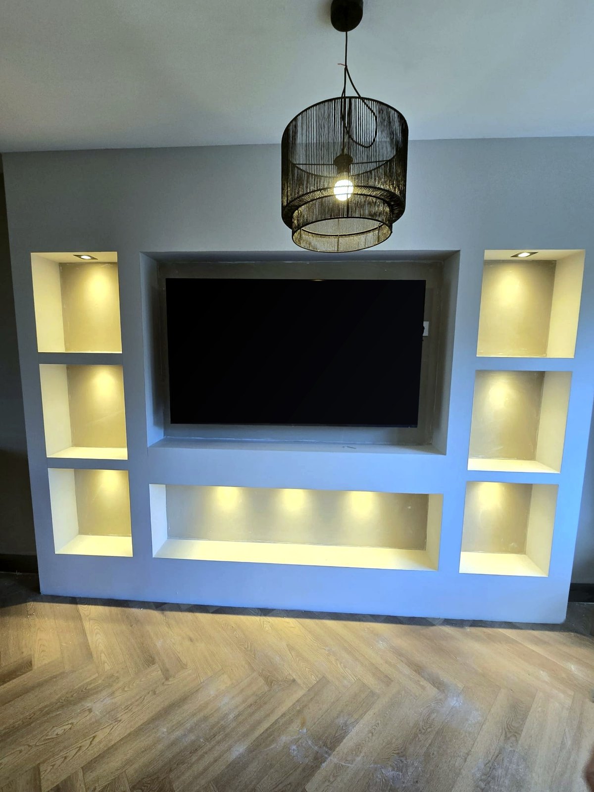 Cinewall met tv-nis en zeven verlichte nissen in Vlaardingen