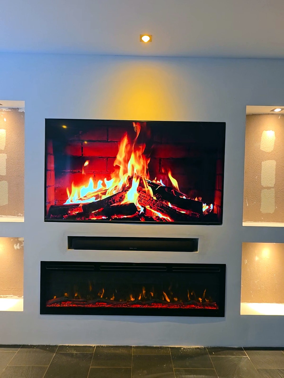 Cinewall met sfeerhaard en verlichte nissen in Dieren 2 Cinewall in Dieren vooraanzicht: tv-nis, soundbar-vak en inbouw-sfeerhaard