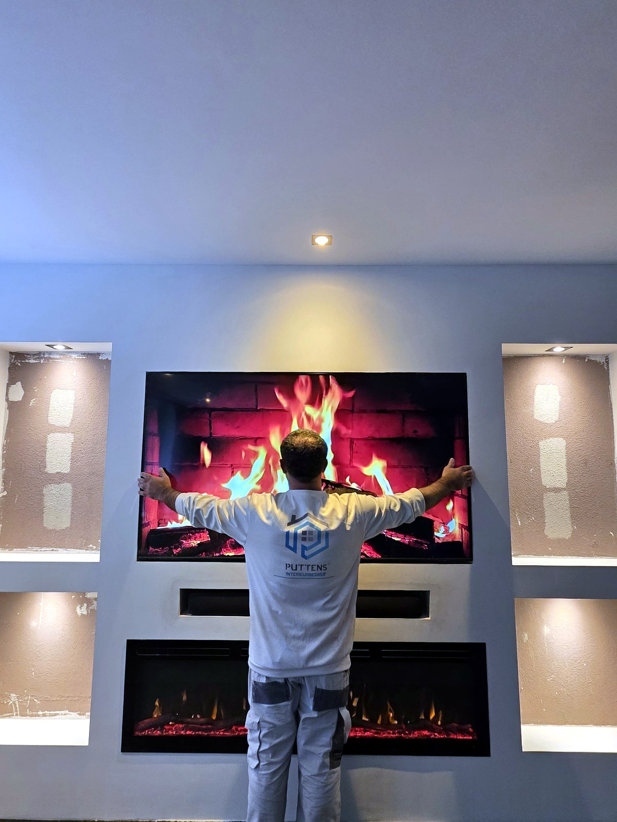 Cinewall met sfeerhaard en verlichte nissen in Dieren 3 Monteur van Puttens Interieurbedrijf bij de nieuwe cinewall in Dieren