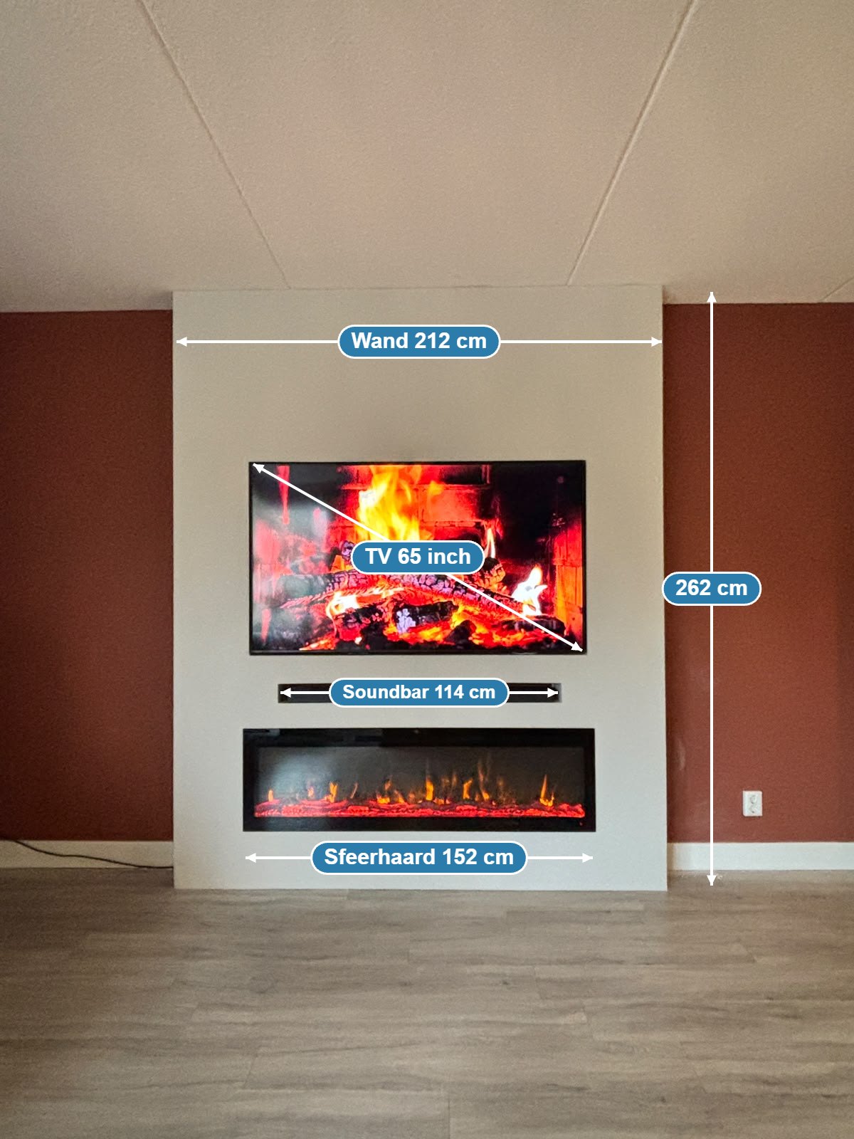 Cinewall met 65 inch tv en sfeerhaard op een wand van 212 cm in Emmeloord 3 Maten van de cinewall in Emmeloord: wand 212 cm breed en 262 cm hoog, tv 65 inch, soundbar 114 cm, sfeerhaard 152 cm