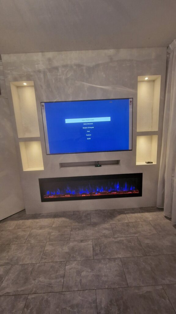 Cinewall Goes Cinewall met brede elektrische sfeerhaard, soundbar-vak en vier verlichte nissen in Goes